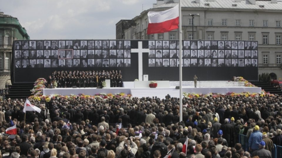 Smuteční pódium na náměstí Jozefa Pilsudského ve Varšavě 