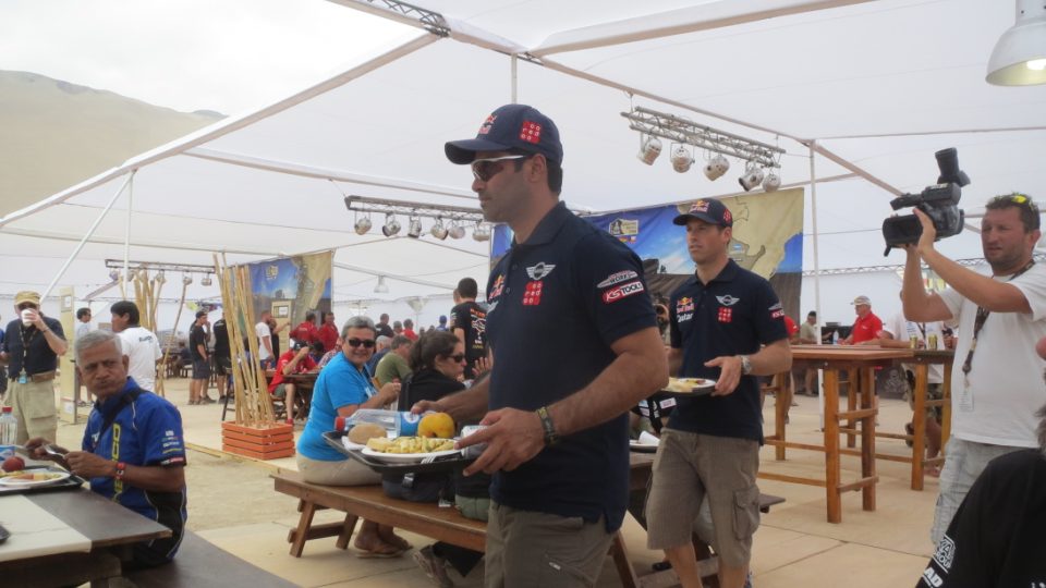 Nasser Al Attiyah na obědě v bivaku