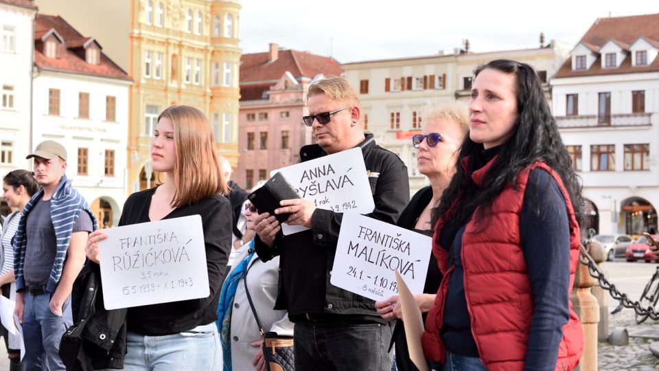 V Českých Budějovicích se uskutečnila pieta za oběti koncentračního tábora Lety u Písku. Každý účastník nesl jméno oběti