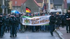 Demonstrace proti plánovanému ubytování migrantů v severosaské obci Strelln nedaleko Lipska